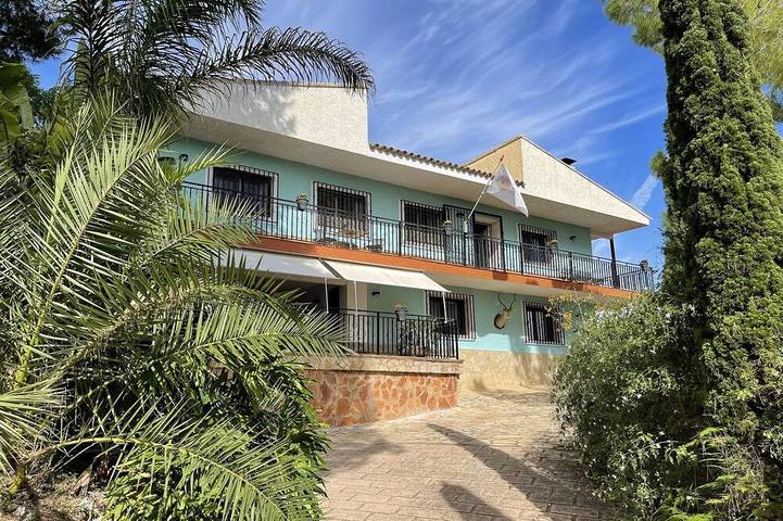 Location de vacances pour 6 personnes, avec Jardin et Piscine à Monserrat