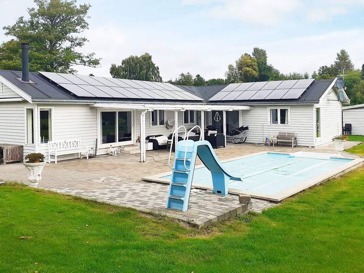 Ferieudlejning for 10 personer, med Jacuzzi og Terrasse såvel som Have og Pool i Rødvig
