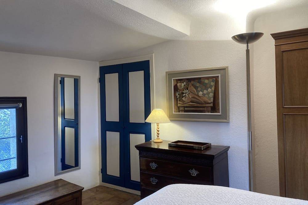 Stone village house with stunning views of old St. Siffret, near Uzes in Saint-Siffret, Nimes en omgeving