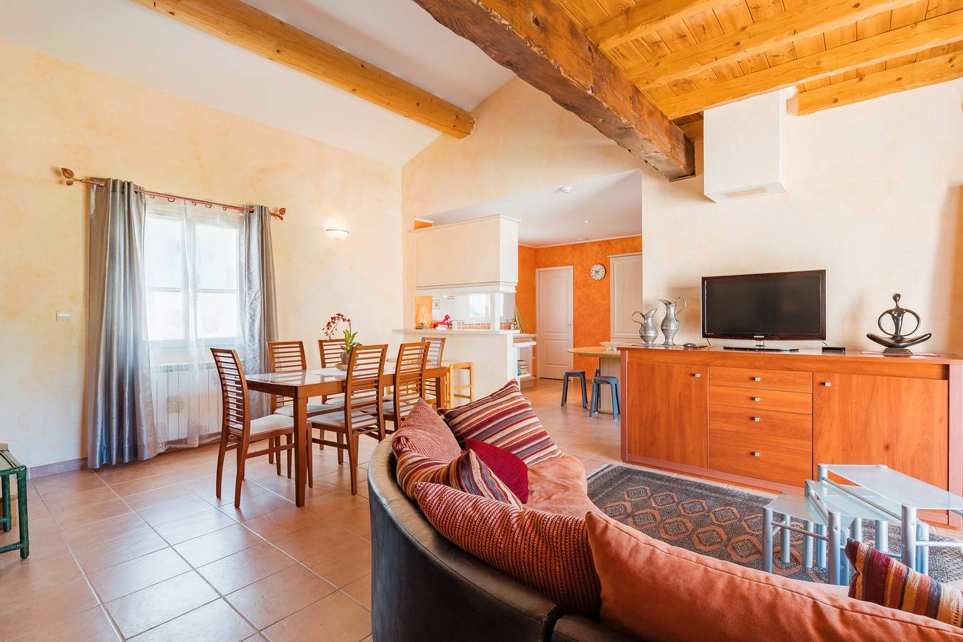 Villa 'Le Verger Du Midi' avec piscine partagée, terrasse privée et Wi-Fi in Cadenet, Parc naturel régional du Luberon