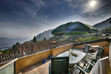 Chalet für 6 Personen, mit Balkon und Pool, mit Haustier in Tignale