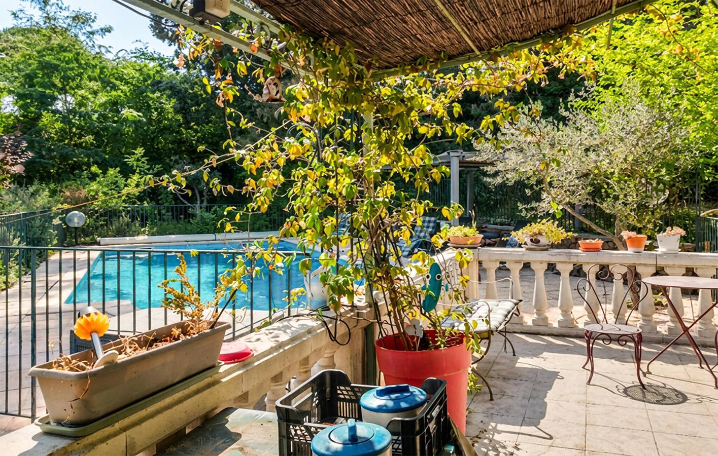 Un alojamiento con encanto a 1,5 km de Anduze: apartamento junto a la piscina con wifi y aparcamiento in Anduze, Cevenas