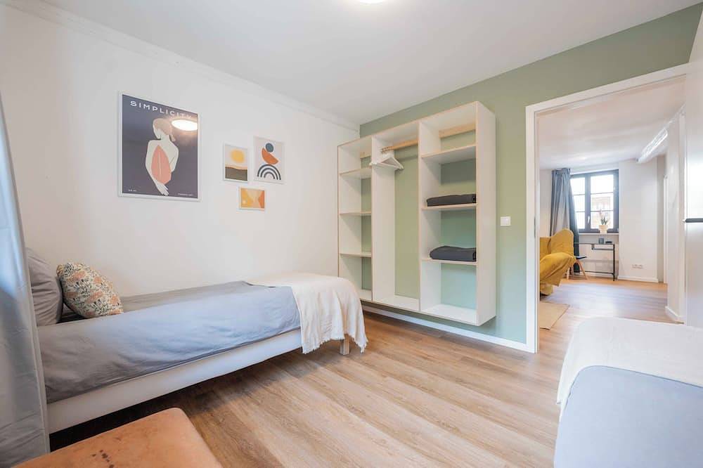 Ganze Wohnung, Zentrumsnahe, moderne Ferienwohnung \"Kaiserbleibe\" mit ruhiger Innenhof-Terrasse in Speyer, Rheinebene