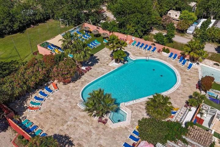 Gîte pour 6 personnes, avec terrasse ainsi que piscine et jacuzzi, animaux acceptés dans la Tamarissière - 3