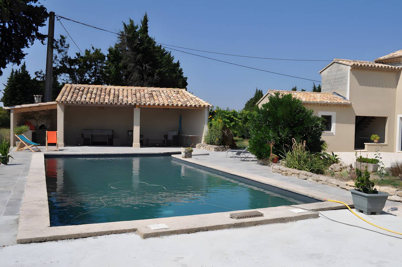 Chambre d’hôtes « Flamant Rose » avec piscine partagée, Wi-Fi et climatisation in L'Isle-sur-la-Sorgue, Vaucluse