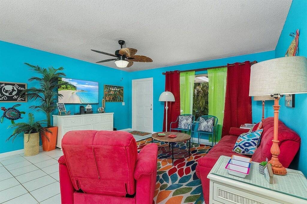 Island Vibe! 3/2 Salt Water Heated Pool with Bonus Room, Waterfront! in Saint James City, Pine Island