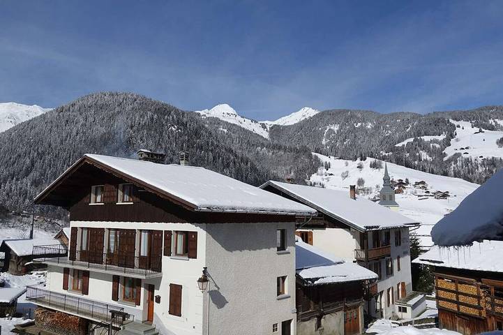 Location de vacances pour 15 personnes, avec jardin et piscine dans Arêches