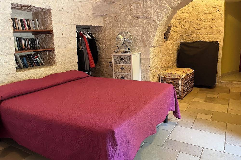 Large trullo/ villa, with private 10x4 m pool, in olive grove 2km from town in Ceglie Messapica, Salento