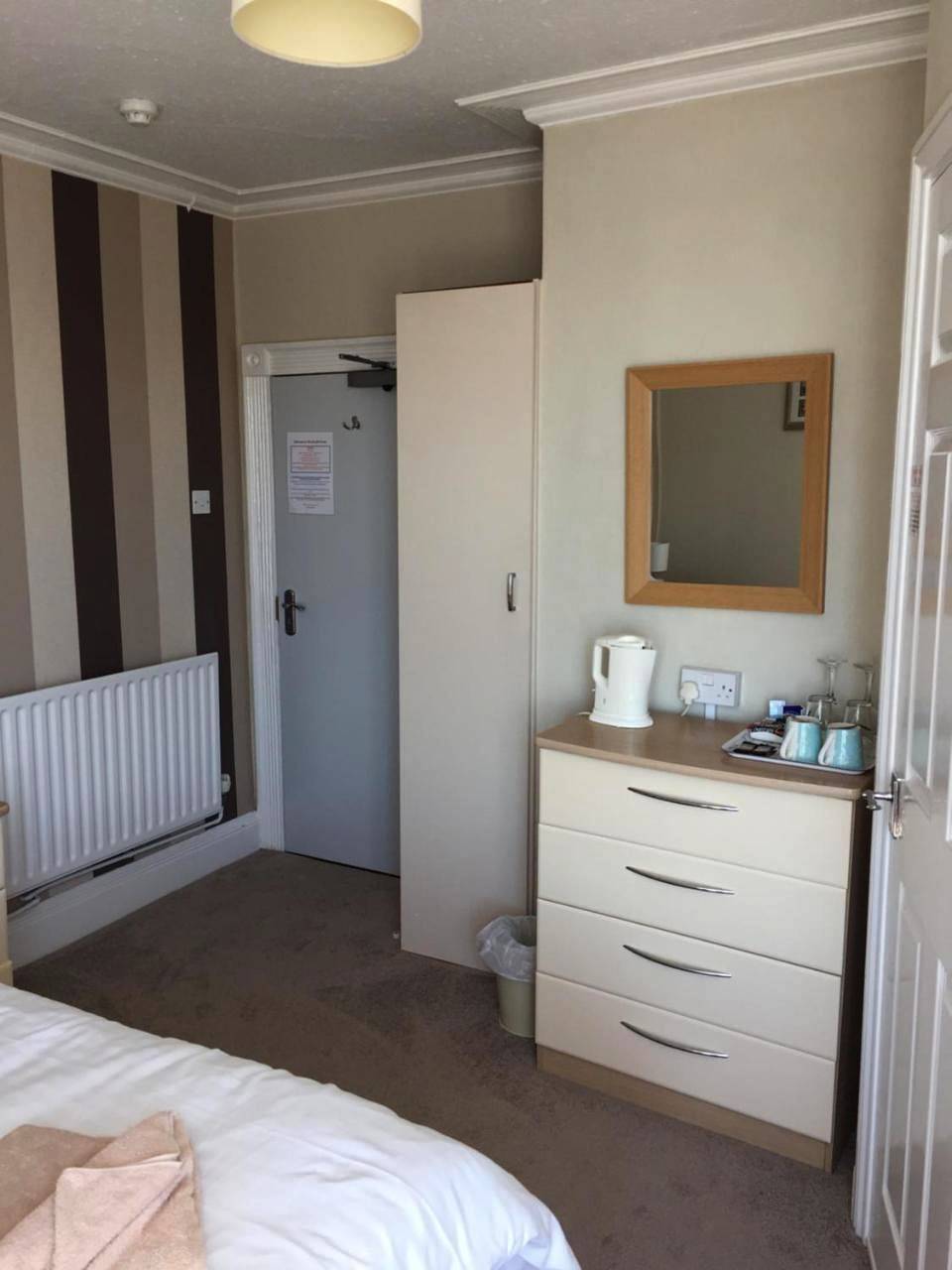 Single Room with Shared Bathroom in Melcombe Regis, Weymouth