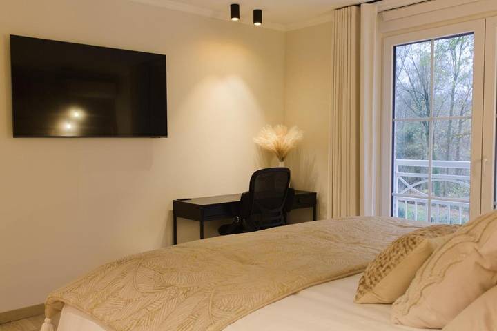 Location de vacances pour 2 personnes, avec jardin et sauna ainsi que vue et piscine dans Bierges - 4