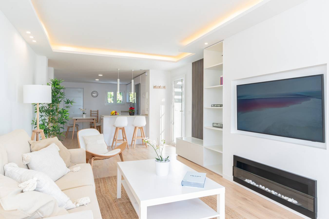 Entire holiday apartment, Cosy flat with direct access to the sea in Urbanizacion Calahonda, Mijas