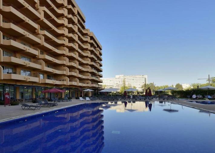Apartahotel para 3 personas, con piscina además de jardín y vistas en Quarteira