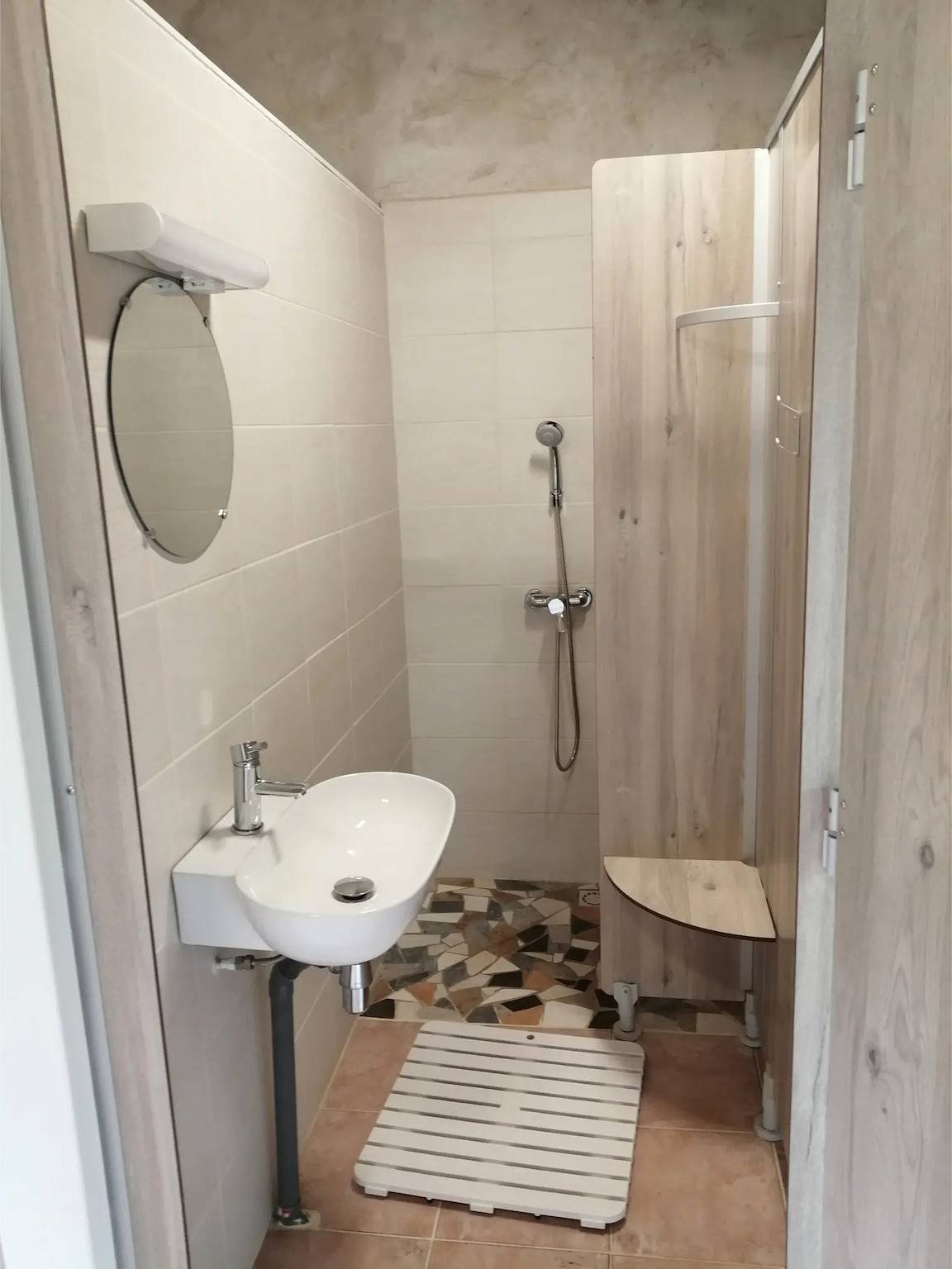 Casita de campo "La Roulotte Authentique" con terraza privada, jardín privado y Wi-Fi in Grignan, Región de Nyons