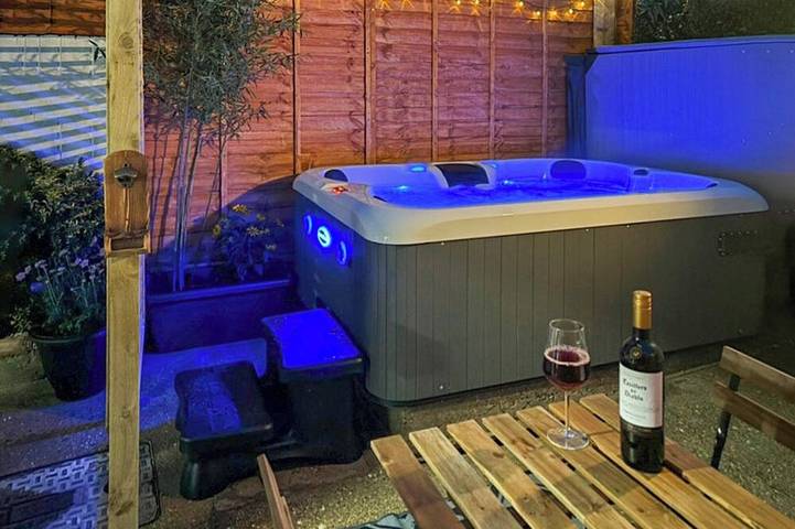 Log cabin for 4 people, with garden and hot tub in Hornsea