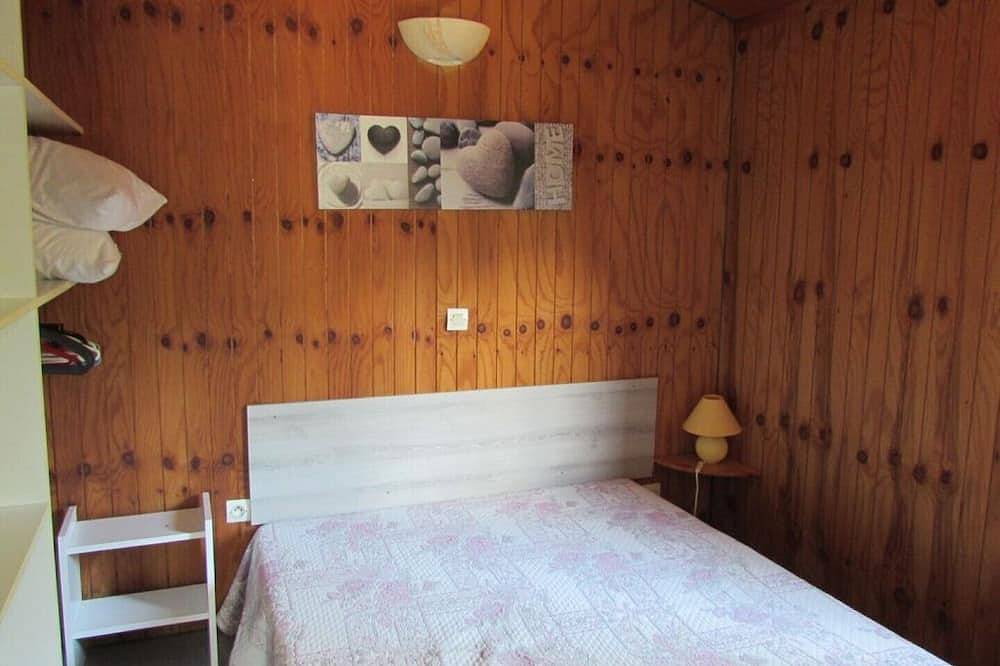 Chalets en bois dans villages de gites avec terrasse, barbecue, piscine et clim in Corneilla-de-Conflent, Parc naturel régional des Pyrénées catalanes
