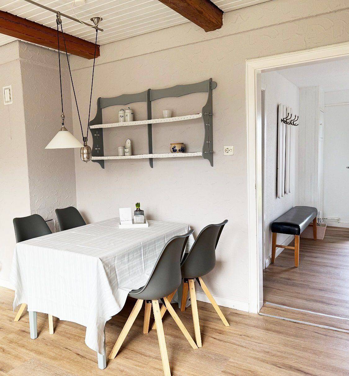 Der Landsitz bietet auf 100 m² Platz für bis zu 4 Personen in 3 Zimmern und 2 Schlafzimmern. Im Parterre erwartet Sie ein gemütliches Wohnzimmer mit Tv (Satellit) sowie Wlan und Internet. Die geschlossene Küche ist u. a. mit Ceranherd, Backofen, Spülmaschine und Nespresso ausgestattet. Eine Terrasse, Garten, Grillplatz mit Kohlegrill, Sandkasten und Spielmöglichkeiten machen den Aufenthalt komplett. Privatparkplatz mit Carport (2 Plätze, kostenlos), Haustiere bis max. 2 erlaubt, Nichtraucher. in Kappeln, Kappeln & Umgebung