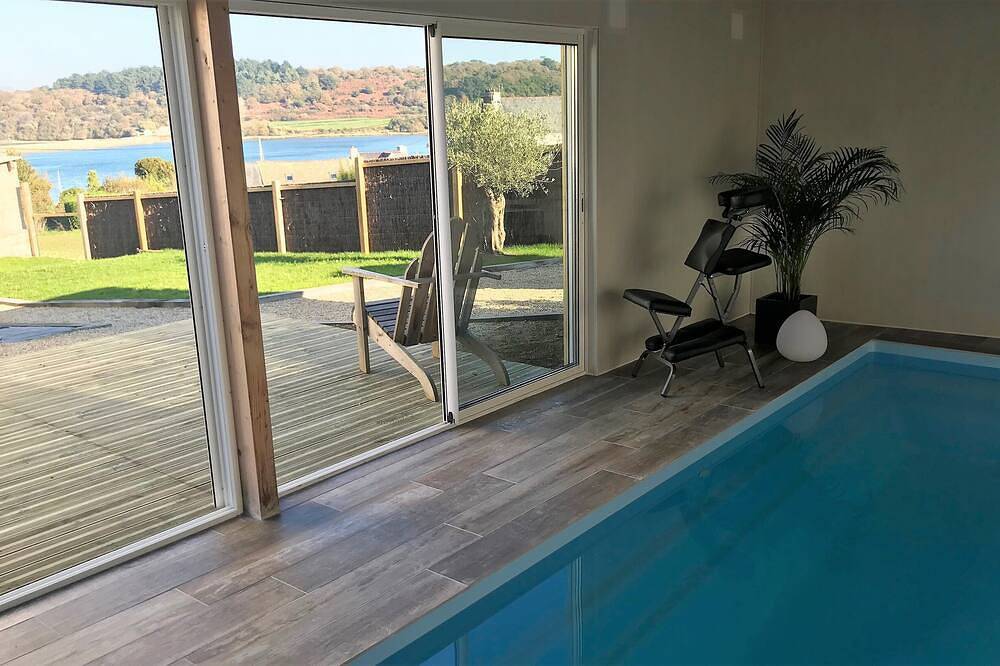 Le gite Ty Sterec Piscine vue mer Piscine intérieure chauffée à 29° et hammam in Plouezoc'h, Ceinture Dorée