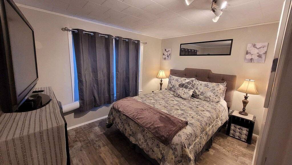 1-bd Bungalow/Free Parking in Mount Airy, Surry County