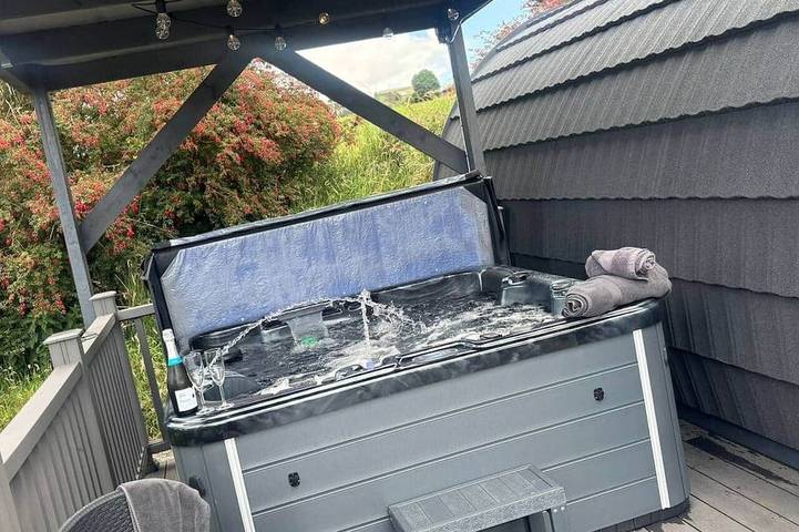 Glamping for 2 people, with balcony and hot tub in Ireland