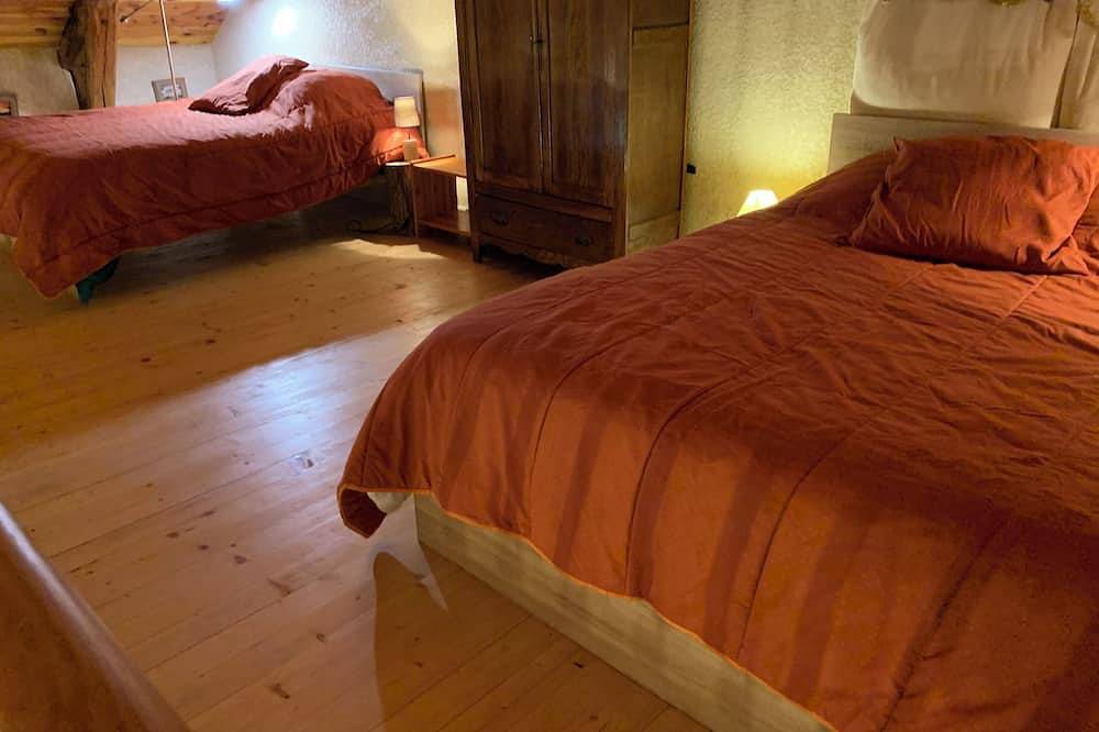 Maison typique auvergnate 2 étoiles Domaine Au Vert Gna ! Gite Pidgier in Saint-Hostien, Haute-Loire