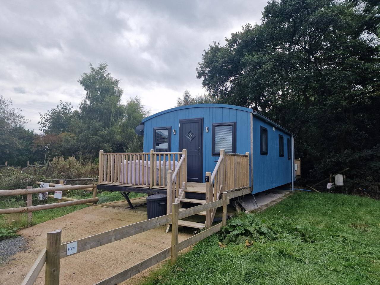 Glamping Hut - Sleeps up to 4 Hot Tub & Parking in Powys