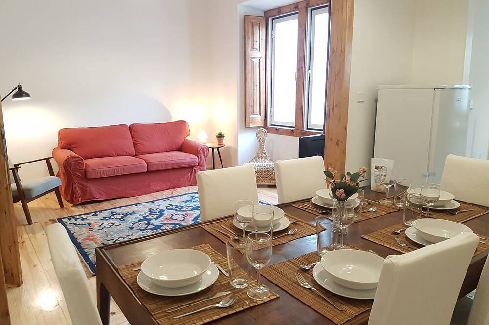 Entire apartment, Charming & Central Apartment in Traditional Chalet in São Martinho (Sintra), Sintra