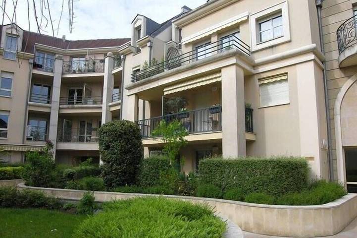 Location de vacances pour 5 personnes, avec Balcon ainsi que Jardin et Piscine à Maisons-Laffitte