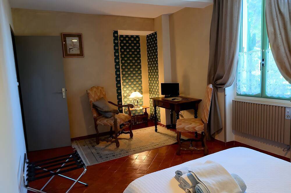 Entire apartment, Mas de Bouvau: Room 5 Nerium in Violès, Vaucluse