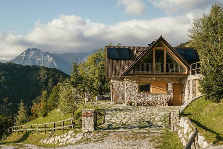 Ferienhaus für 6 Personen, mit Balkon und Whirlpool sowie Terrasse und Garten in Tolmin