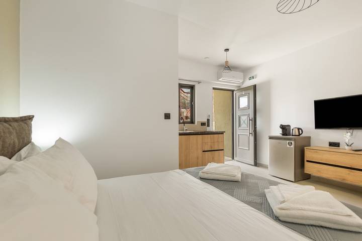 Entire studio, Studio Apartment 'Sokol Stone House 2' with Mountain View, Wi-Fi and Air Conditioning in Greece