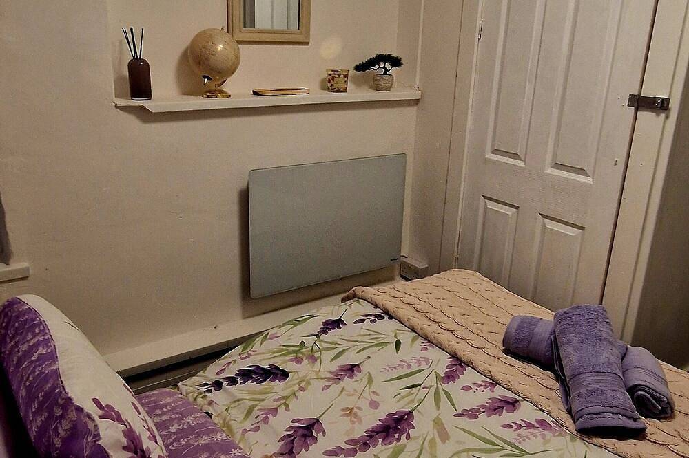 Entire apartment, Taff Cottage - Stylish family friendly gateway by River Taff with free parking in Cardiff, Cardiff region