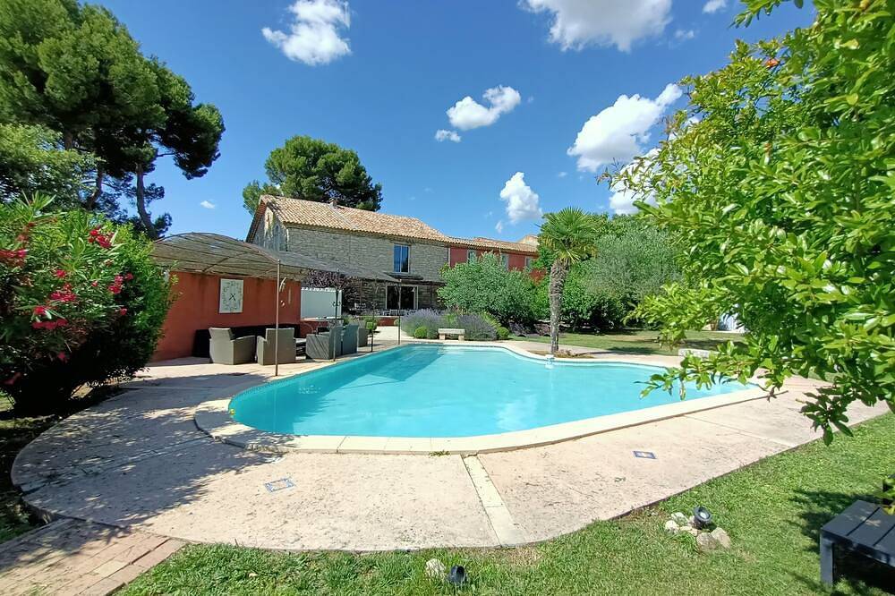 In Provence, large private property with swimming pool for 8 to 15 adults in Carpentras, Vaucluse