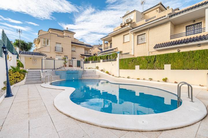 Bungalow für 6 Personen, mit Balkon und Garten sowie Kinderpool in Torrevieja