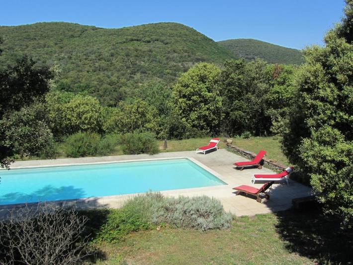 Location de vacances pour 5 personnes, avec Terrasse et Jardin ainsi que Piscine et Vue à Thoiras