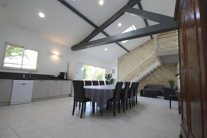 Location de vacances pour 18 personnes, avec vue et jardin dans Jugy