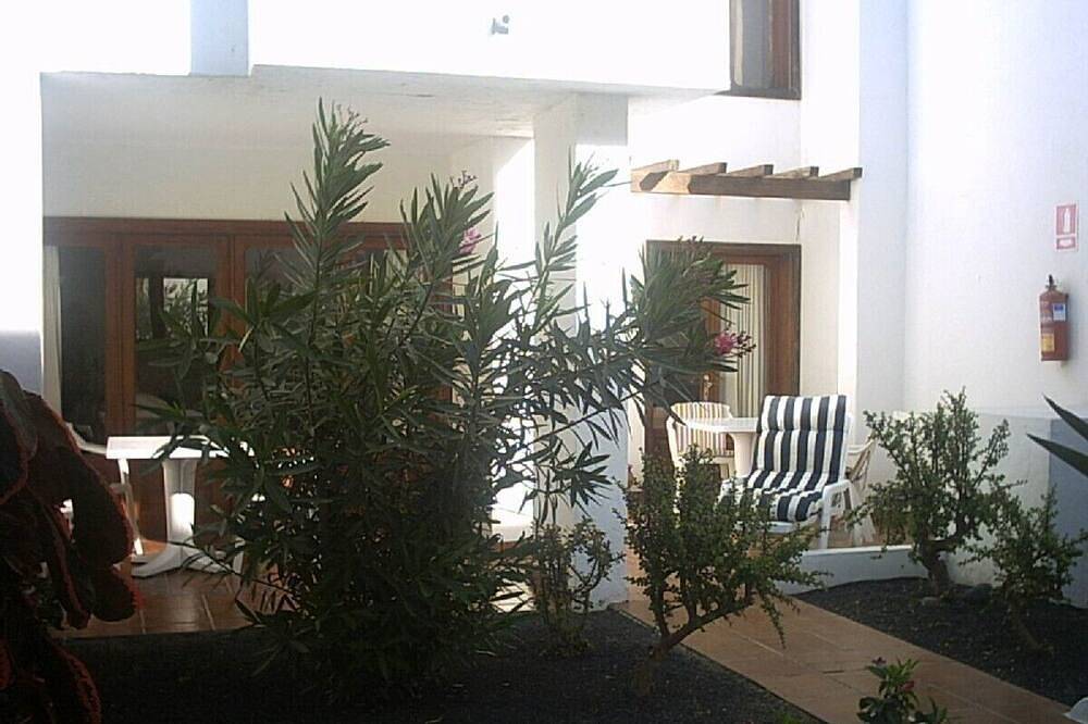 Apartamento entero, Planta baja de 2 dormitorios en complejo pequeño y cerca de todas las comodidades 1 minuto frente al mar in Puerto del Carmen, Tías