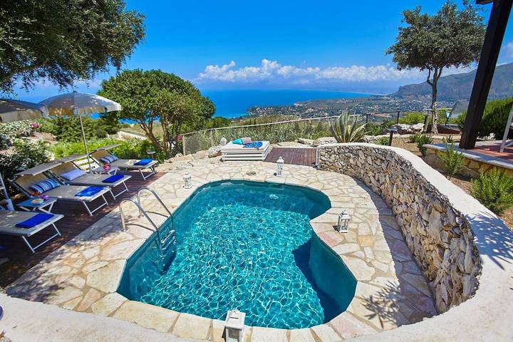 Villa per 4 persone, con piscina e panorama nonché giardino, con animali domestici in Custonaci