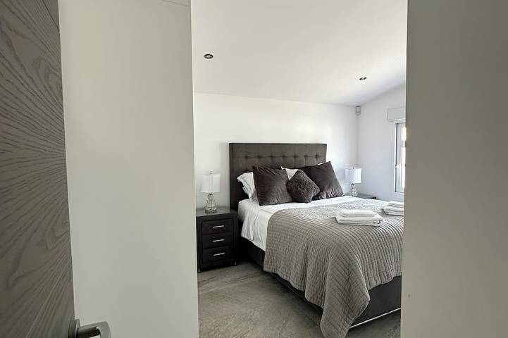 Villa de luxe en bord de mer avec piscine privée – La Zenia, Orihuela Costa. in Playa Cala Cerrada (Orihuela), Orihuela