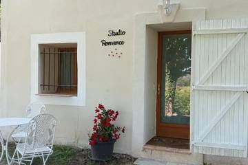 Gîte pour 2 personnes, avec jardin ainsi que piscine et vue, animaux acceptés à Carnoules