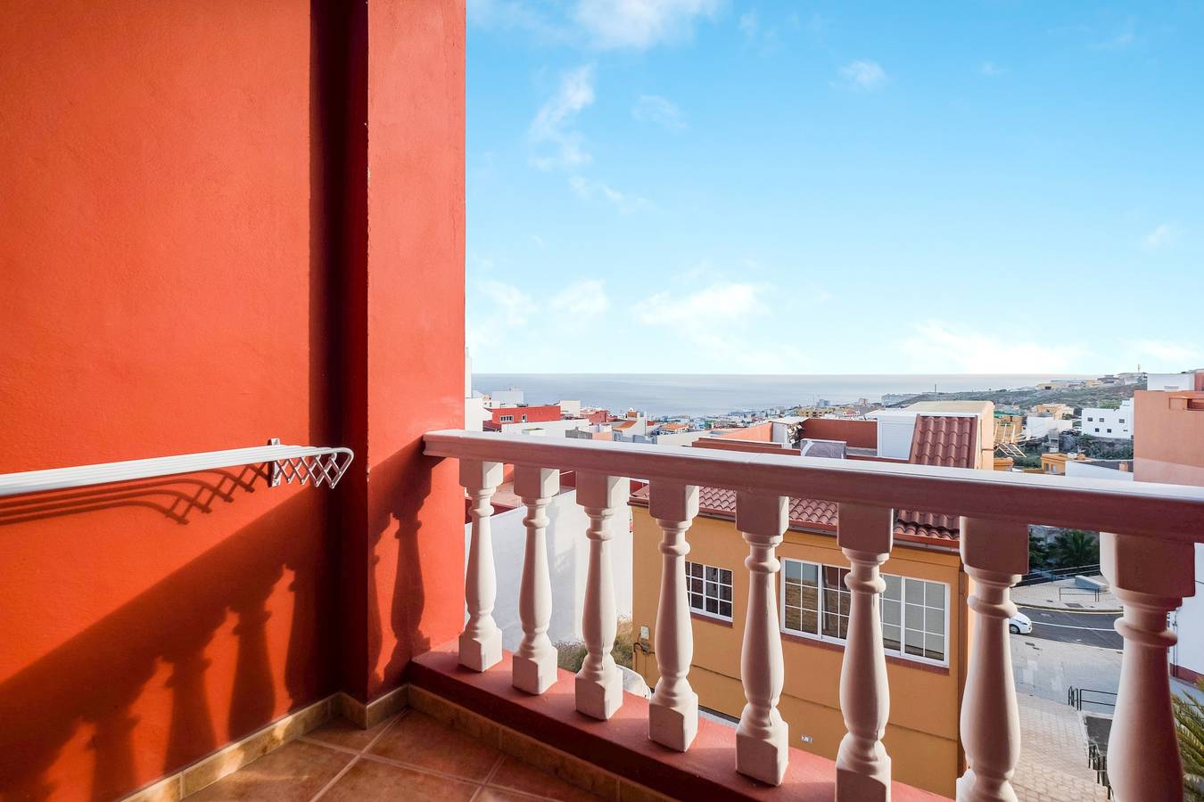 Appartement entier, Appartement près de Santa Cruz avec terrasse sur le toit, jacuzzi, vue mer et Wi-Fi in El Sobradillo, Santa Cruz de Tenerife
