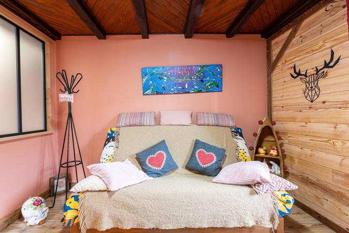 Appartement entier, Appartement "Aux 4 Saisons" avec vue sur les montagnes, terrasse privée et Wi-Fi in Le Bouchet-Mont-Charvin, Région d'Annecy