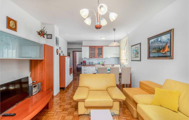 Ganze Ferienwohnung, Gemütlich, 2 km zum Strand: Modernes Apartment mit Terrasse und Annehmlichkeiten in Gradsko kupalište (Crikvenica), Crikvenica
