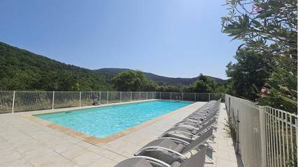 Gîte pour 6 personnes, avec terrasse et piscine, animaux acceptés à La Livinière