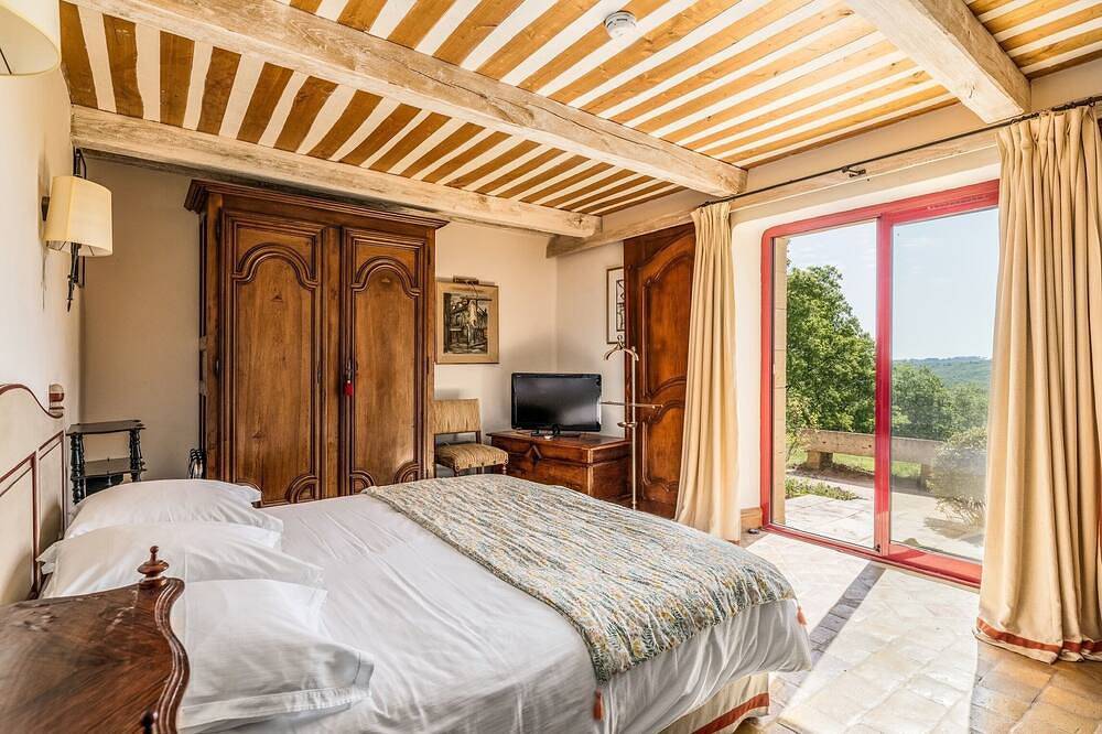 Serene 4-bedroom house with pool in charming Tursac in Tursac, Périgord Noir