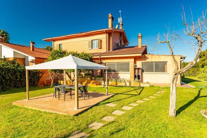 Appartamento per 7 persone, con Balcone e Terrazza nonché Giardino e Panorama a Ciampino