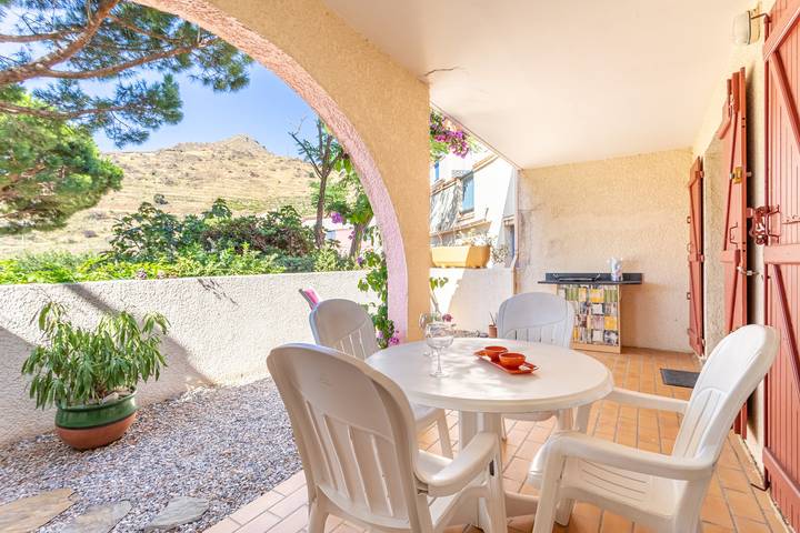 Apartamento entero, Apartamento 'T2 Meublé Aux Aloès' con vistas a la montaña, piscina compartida y terraza privada in La Côte Vermeille, Cerbère
