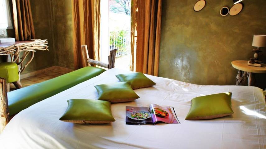 Hôtel pour 2 personnes, avec piscine ainsi que terrasse et jardin