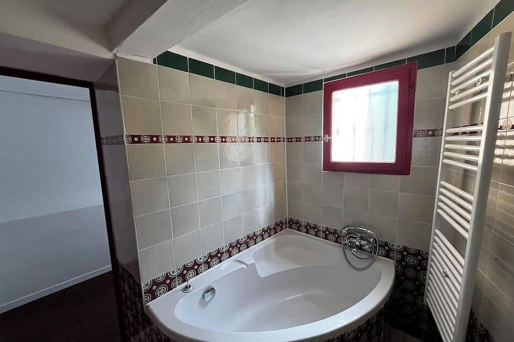 Charming provençal farmhouse with swimming pool, in the countryside by the river in Le Thoronet, Draguignan region