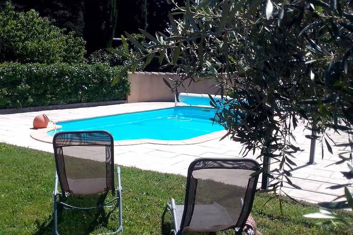 Gîte pour 5 personnes, avec terrasse ainsi que piscine et jardin