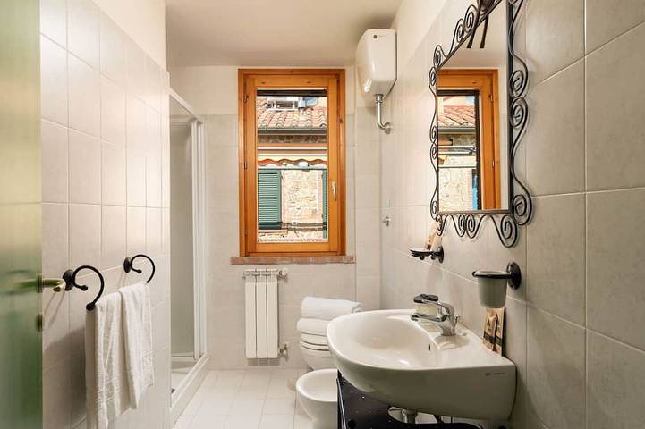 Appartamento intero, Elegante appartamento con A/C, piscina, WIFI, TV, terrazza e vista panoramica, vicino San Gimignano in Sughera, Montaione